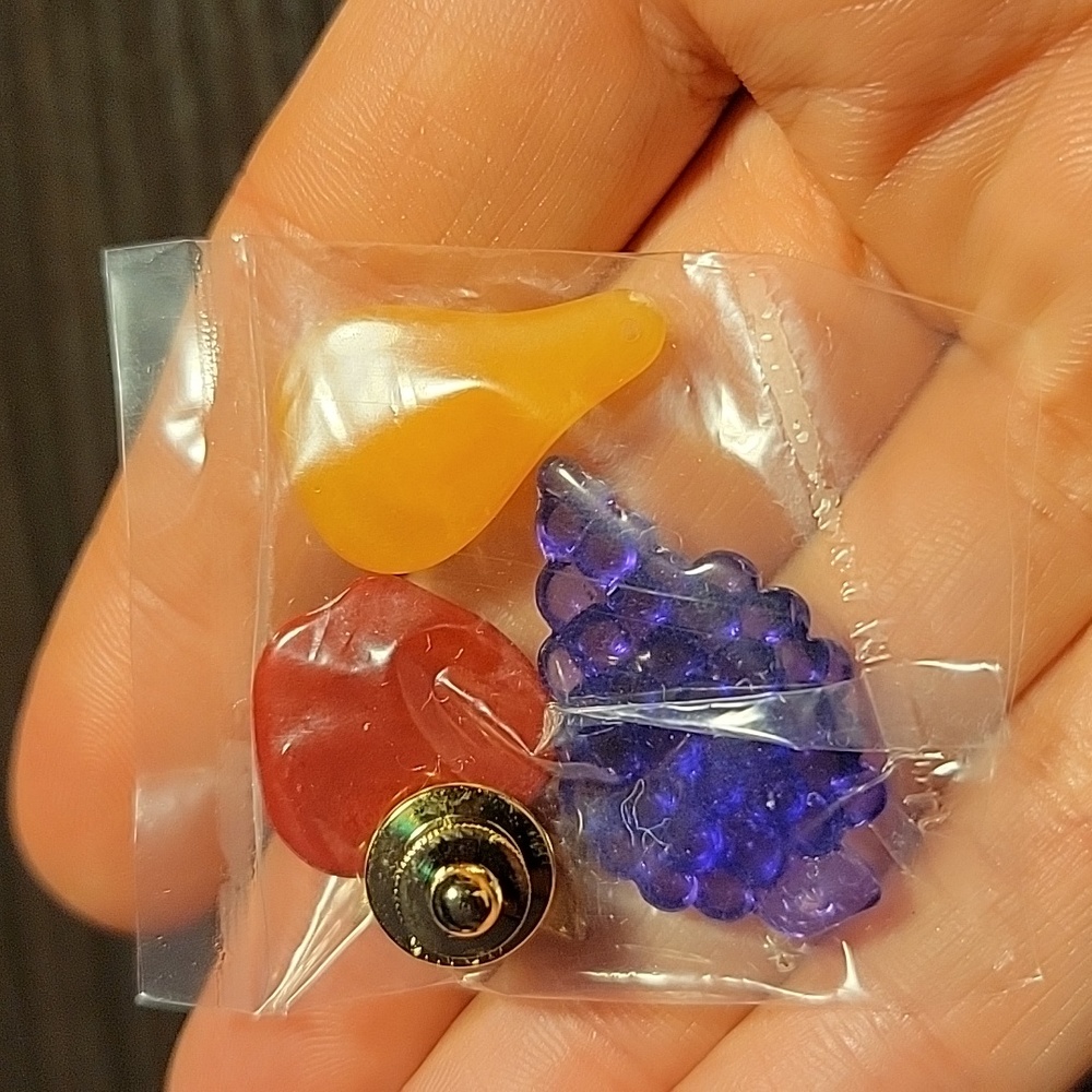 Vintage 1981 Avon Convertible Fruits Pin - Picture 2 of 7